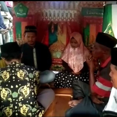 Hamdani dan Siti, sepasang anak suku laut yang menikah di atas Perahu LANTERA Kankemenag Kabupaten Lingga.