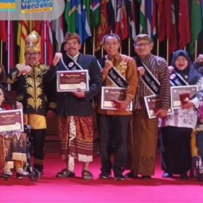 Rektor UHN, I Gusti Ngurah Sudiana (tengah) (istimewa)