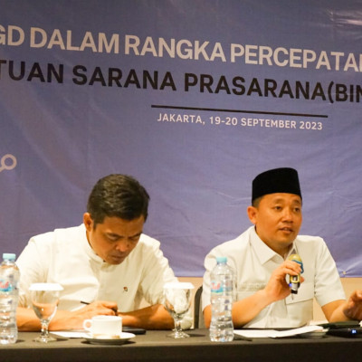 Plt Direktur KSKK Madrasah Sidik Sisdiyanto (tengah)