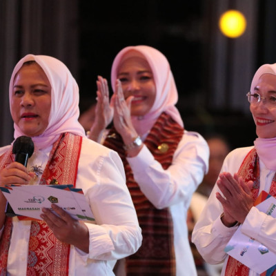 Ibu Negara Iriana Jokowi sedang memberi pertanyaan kepada siswa peserta Sosialisasi Moderat Sejak Dini, di Bali, Sabtu (23/9/2023)