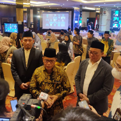 Dirjen Bimas Islam Kamaruddin Amin (tengah)