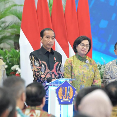 Presiden Joko Widodo menyerahkan DIPA Tahun Anggaran 2024 kementerian, lembaga di Istana Negara, Jakarta, Rabu (29/11/2023). Foto: Kris, Biro Pers Sekretariat Presiden