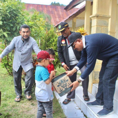 Tim Kankemenag Aceh Besar memberi bingkisan kepada murid madrasah di Pulo Aceh