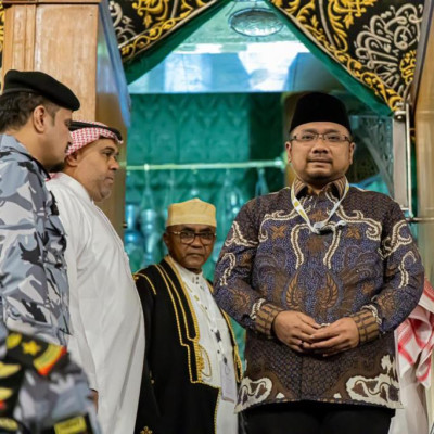 Menteri Agama Yaqut Cholil Qoumas di pintu Ka'bah, Makkah, Selasa (9/1/2024)