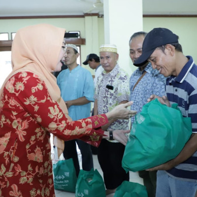 Penasehat DWP Kemenag Eny Retno Yaqut  membagikan sembako bagi pegawai Kemenag purna tugas