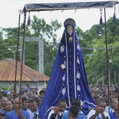 Ribuan umat Katolik dan peziarah mengikuti arakan Tuan Ma (Bunda Maria) dalam gelaran Semana Santa 2024 di Larantuka, Flores Timur, NTT