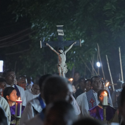 Arakan patung Tuan Ana (Yesus) dalam gelaran malam Semana Santa 2024 di Larantuka, Flores Timur, Provinsi NTT.
