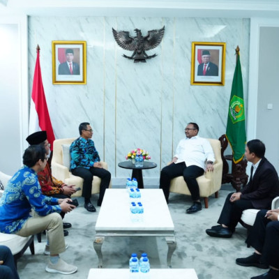 Menag Yaqut Cholil Qoumas menerima kunjungan DIrut Pos Indonesia Faizal Rochmad Djoemadi.