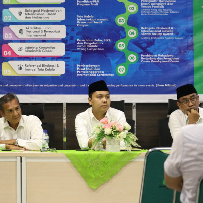 Dekan Fakultas Syariah UIN KHAS Jember Wildani Hefni (tengah)