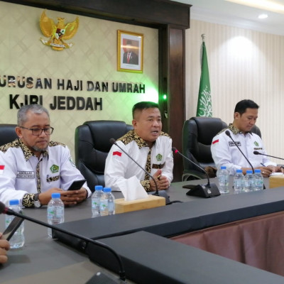 Konsul Haji KJRI Jeddah Nasrullah Jasam (tengah)