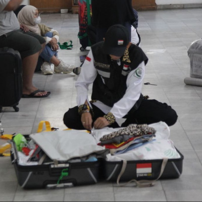 Salah seorang petugas haji sedang menyiapkan barang bawaannya jelang pemberangkatan, di Asrama Haji Pondok Gede, Jakarta, Selasa (7/5/2024). (Foto: Henri/MCH2024)